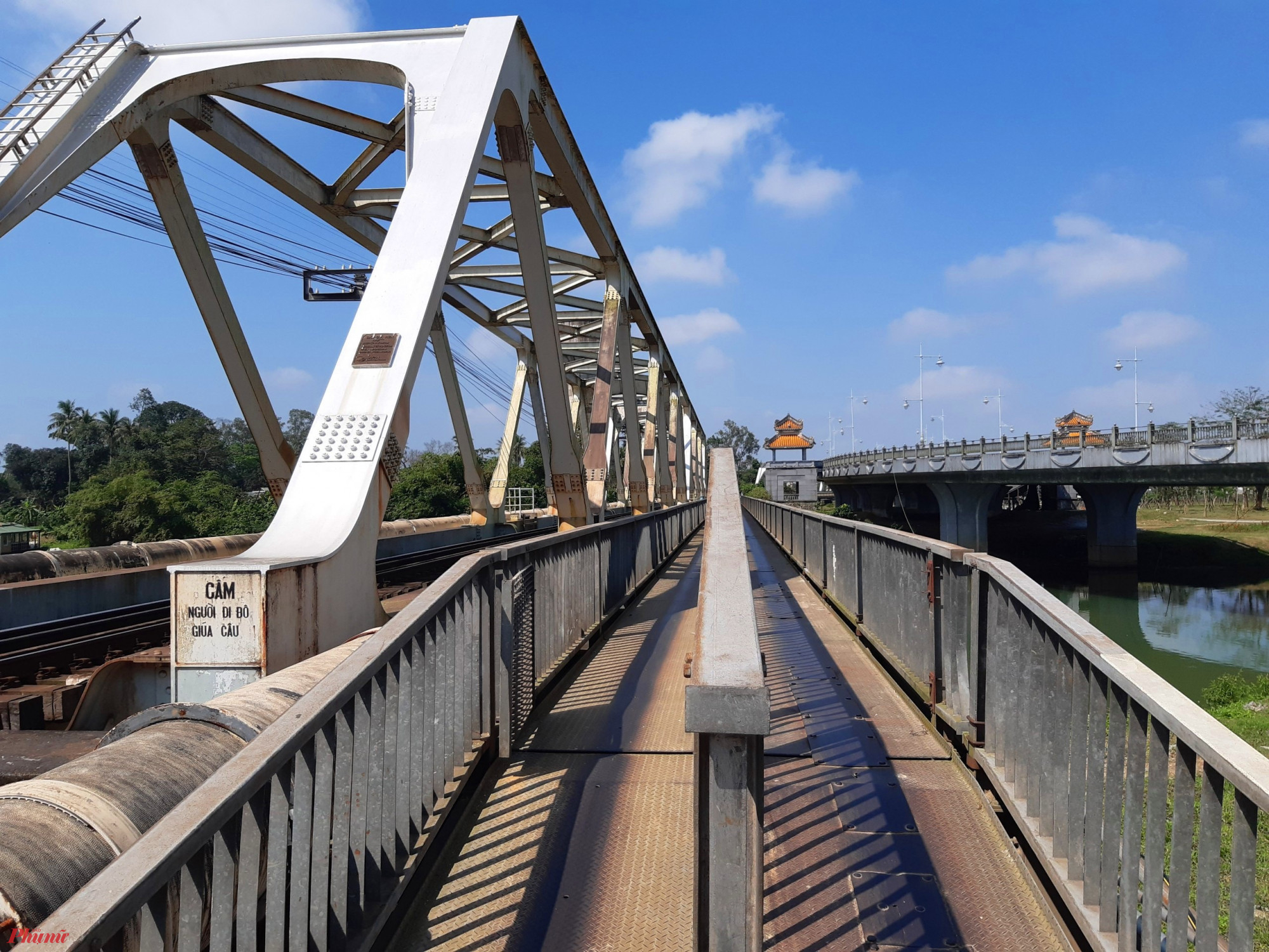 Cầu Bạch Hổ là cây cầu đường sắt có tuổi đời hơn một thế kỷ ở vùng đất cố đô Huế. Không chỉ có giá trị về lịch sử, cầu Bạch Hồ còn là một điểm đến với nhiều góc sống ảo thần thánh dành cho các tín đồ du lịch.