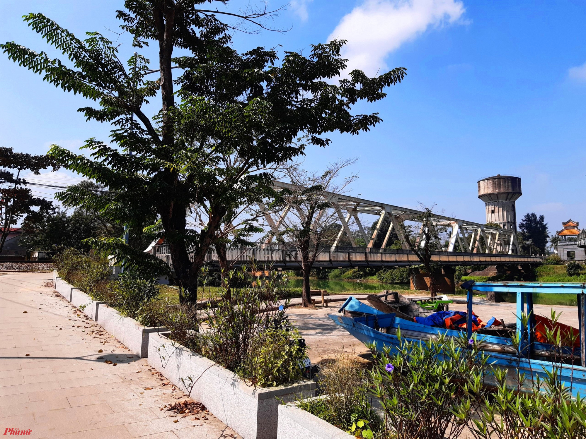 Bắc qua sông Hương ở góc Tây Nam kinh thành Huế, cầu sắt Bạch Hổ là tên thường gọi của cây cầu đường sắt có tuổi đời một thế kỷ ở đất Cố đô.