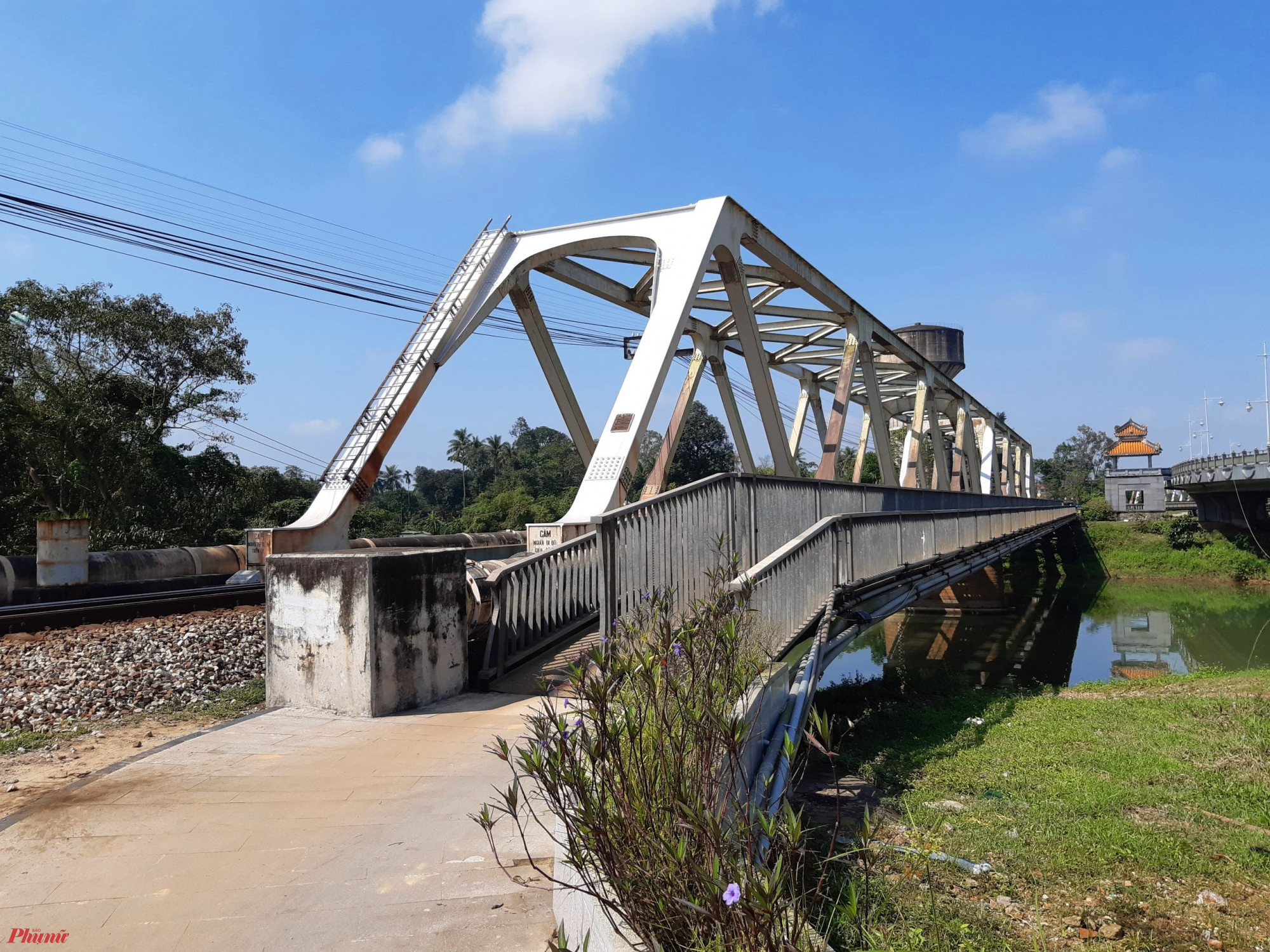 Theo nhà nghiên cứu Phan Thuận An (Huế), cây cầu được đặt tên là cầu Dã Viên, vì phần giữa của đoạn đường sắt này đã được xây dựng ngay trên mặt đất của cồn Dã Viên.