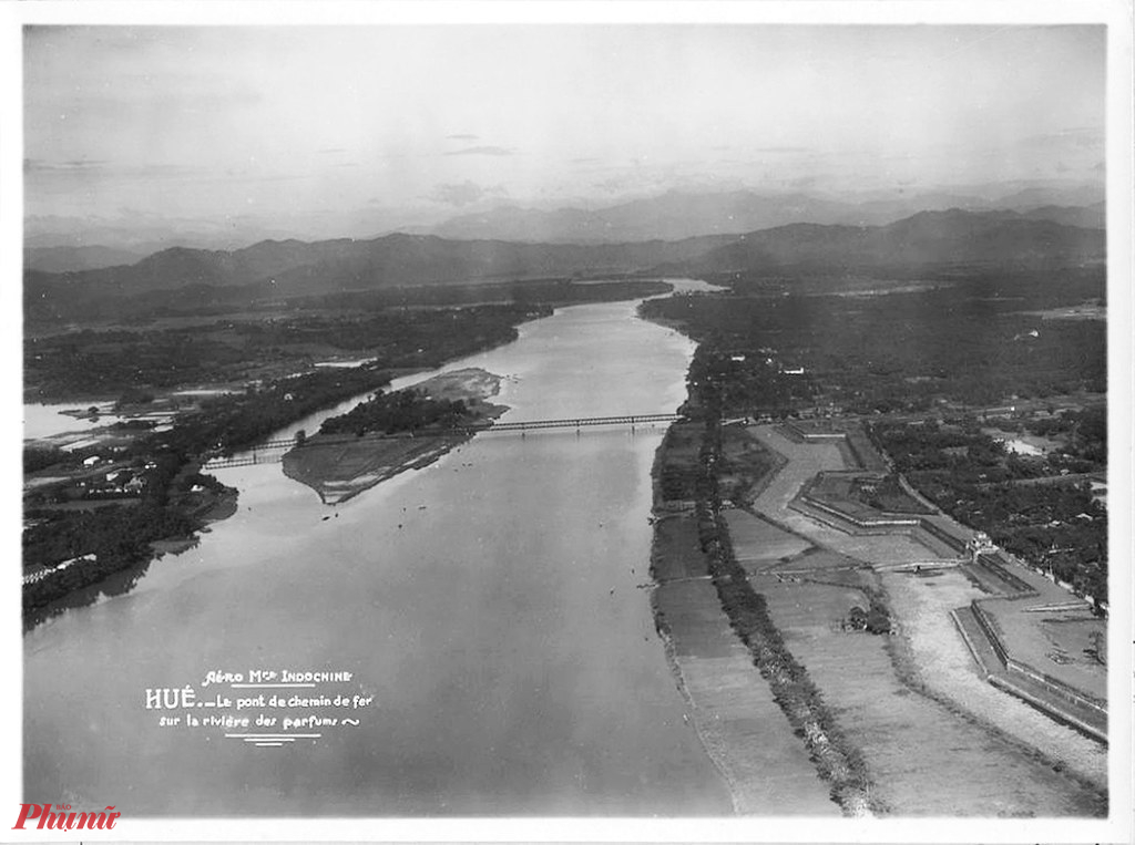 Cầu Bạch Hổ và sông Hương nhìn từ máy bay, đầu thế kỷ 20. Cầu Bạch Hổ có kết cấu bằng thép, được xây dựng khi tuyến đường sắt Huế – Quảng Trị được thiết lập năm 1908.