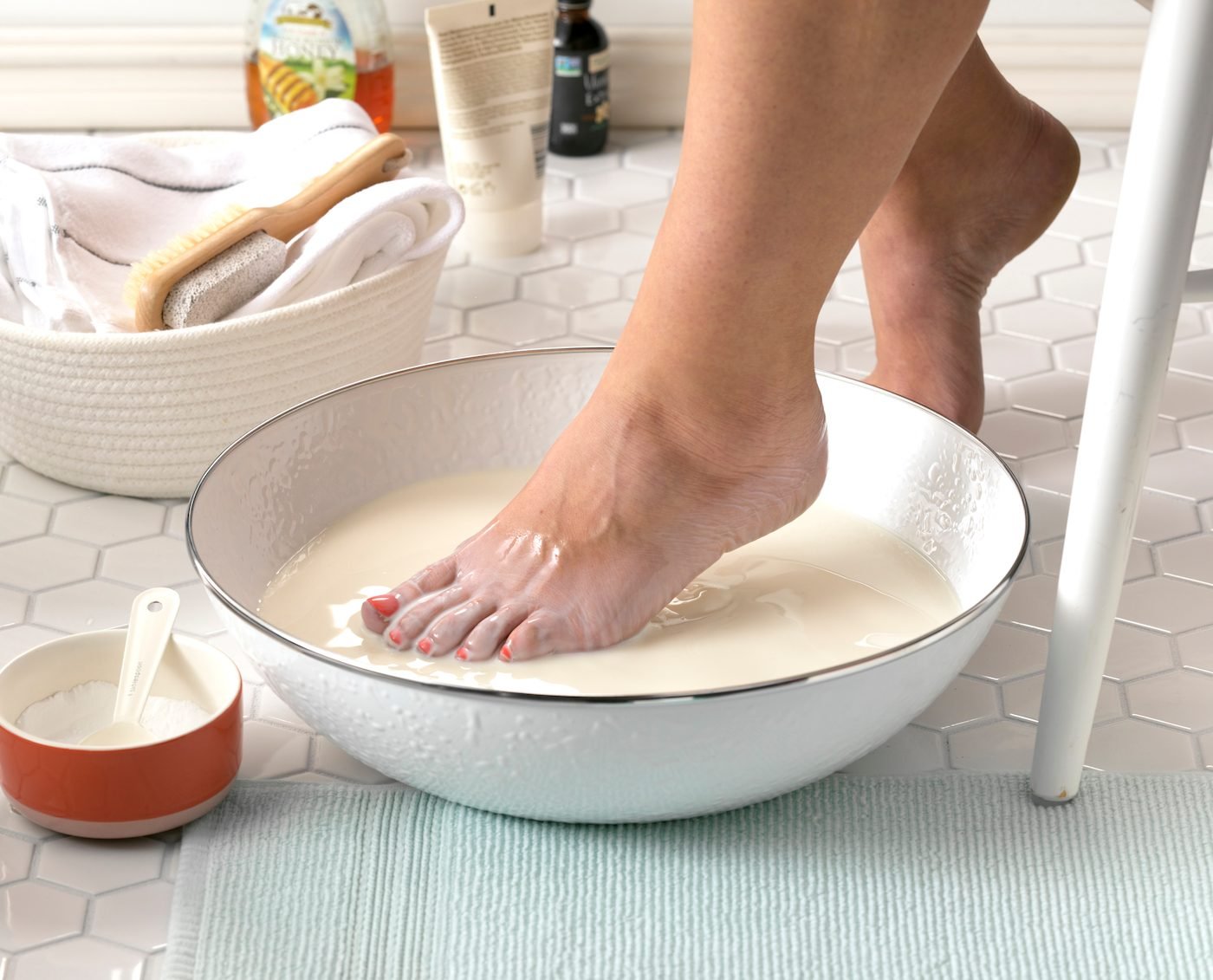 Chuẩn bị nước ngâm chân ấm bằng cách thêm một cốc sữa nóng vào đó. Ngâm chân của bạn trong đó một thời gian. Làm điều này mỗi ngày và bạn sẽ sớm yêu đôi chân mềm mại của mình!