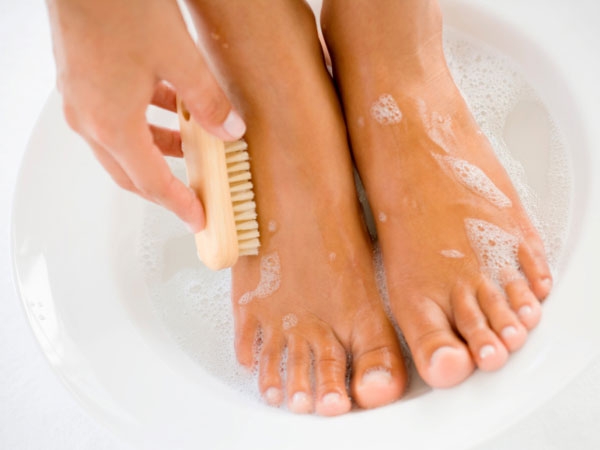 Tuân thủ một chế độ nghiêm ngặt để làm sạch bàn chân thường xuyên là rất quan trọng. Nó sẽ ngăn ngừa sự tích tụ của da chết cũng như bảo vệ làn da của bạn không bị khô và bong tróc. Tất cả những gì bạn cần làm là thực hiện theo một quy trình đơn giản vào mỗi buổi tối trước khi ngủ.