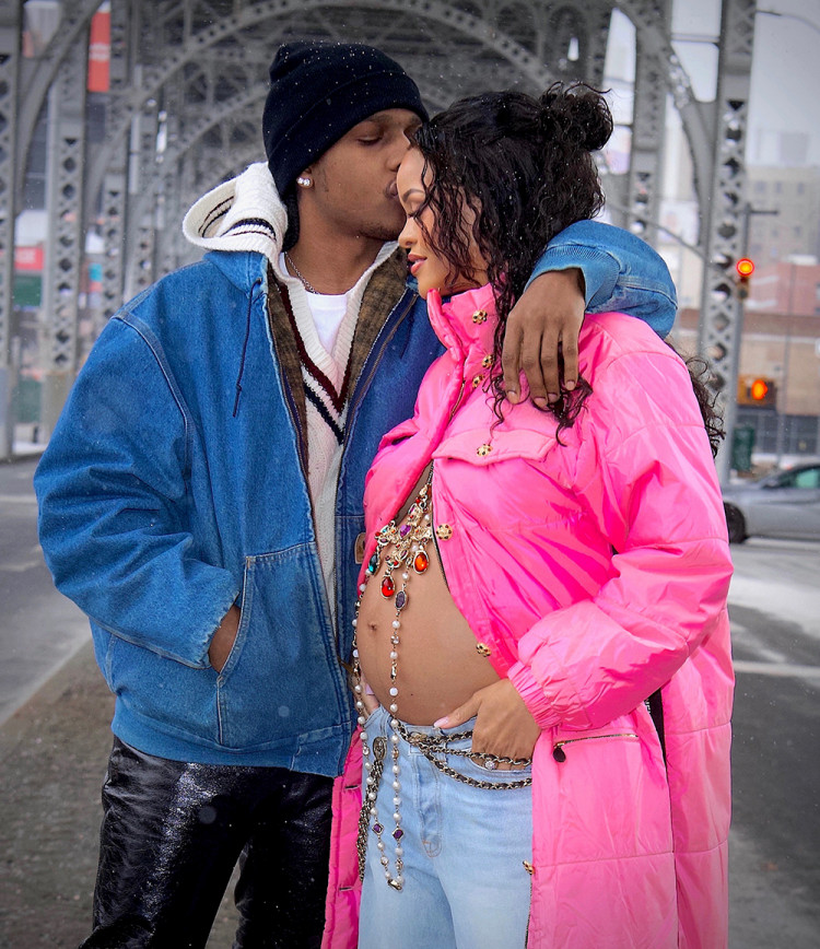 Sau khi khiến cả thế giới ngỡ ngàng khi bất ngờ công bố mang thai con đầu lòng với bạn trai rapper ASAP Rocky, nữ ca sĩ Rihanna tiếp tục trở thành tâm điểm chú ý với những bộ quần áo cá tính phối cùng các trang sức đắt tiền.