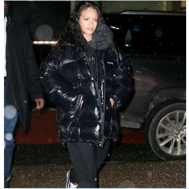 Rihanna và bạn trai Rocky đều làm thời trang, nên hiển nhiên nữ ca sĩ cực kỳ chú ý đến việc lựa chọn trang phục kể cả trong thời kỳ mang bầu.