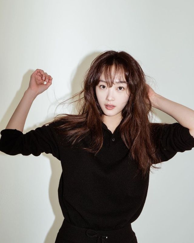 Liên tiếp thành công với các vai diễn trong 2 bom tấn Squid Game và Ngôi trường xác sống giúp Lee Yoo Mi trở thành ngôi sao nữ nổi bật nhất làng giải trí Hàn Quốc đầu năm 2022. Trang Instagram cá nhân của nữ diễn viên nhanh chóng tăng vọt gấp 177 lần, từ 40.000 người theo dõi lên hơn 7,2 triệu người chỉ sau 5 tháng.