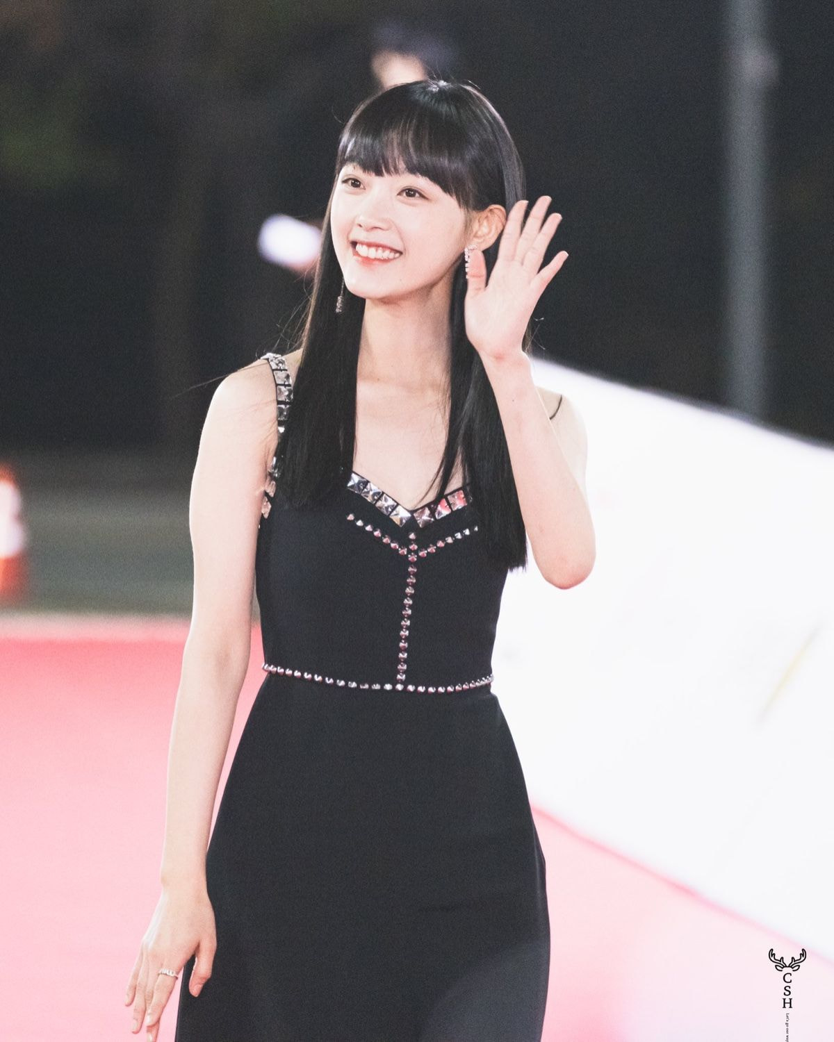 Trên thảm đỏ, Lee Yoo Mi cũng rất biết cách để bản thân nổi bật khi theo đuổi phong cách có phần sexy, quyến rũ hơn với những bộ váy dáng dài, khoét ngực vừa phải.