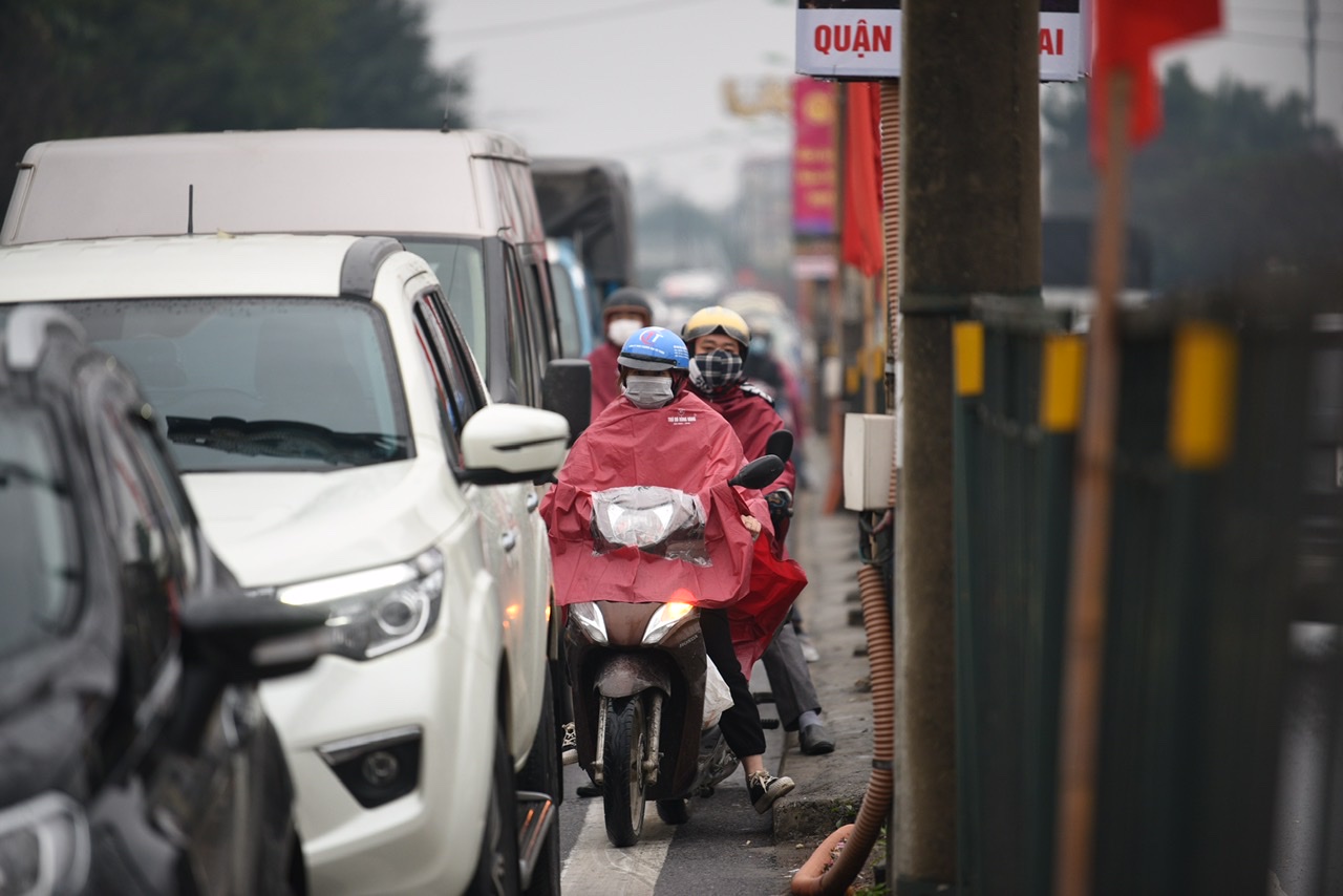 Theo ghi nhận của PV báo Phụ nữ TP.HCM, các phương tiện di chuyển khó khăn tại các cửa ngõ phía Nam Thủ đô nhưng không xảy ra tắc cục bộ. 