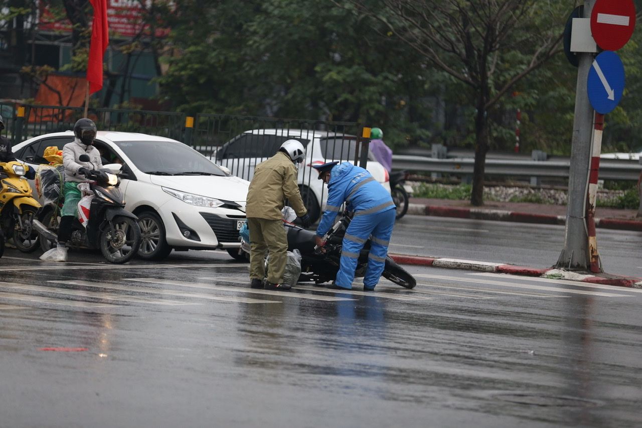 Đường trơn, trời mưa khiến đôi khi cửa ngõ phía Nam Hà Nội xảy ra va chạm giao thông. 