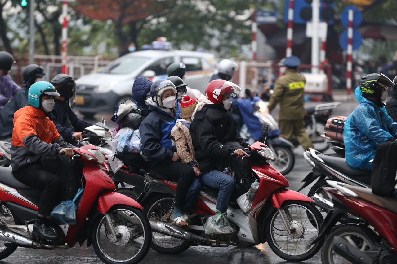 Hai ngày cuối dịp nghỉ Tết, Hà Nội xuất hiện mưa rét nên việc di chuyển đường xa gặp nhiều khó khăn.