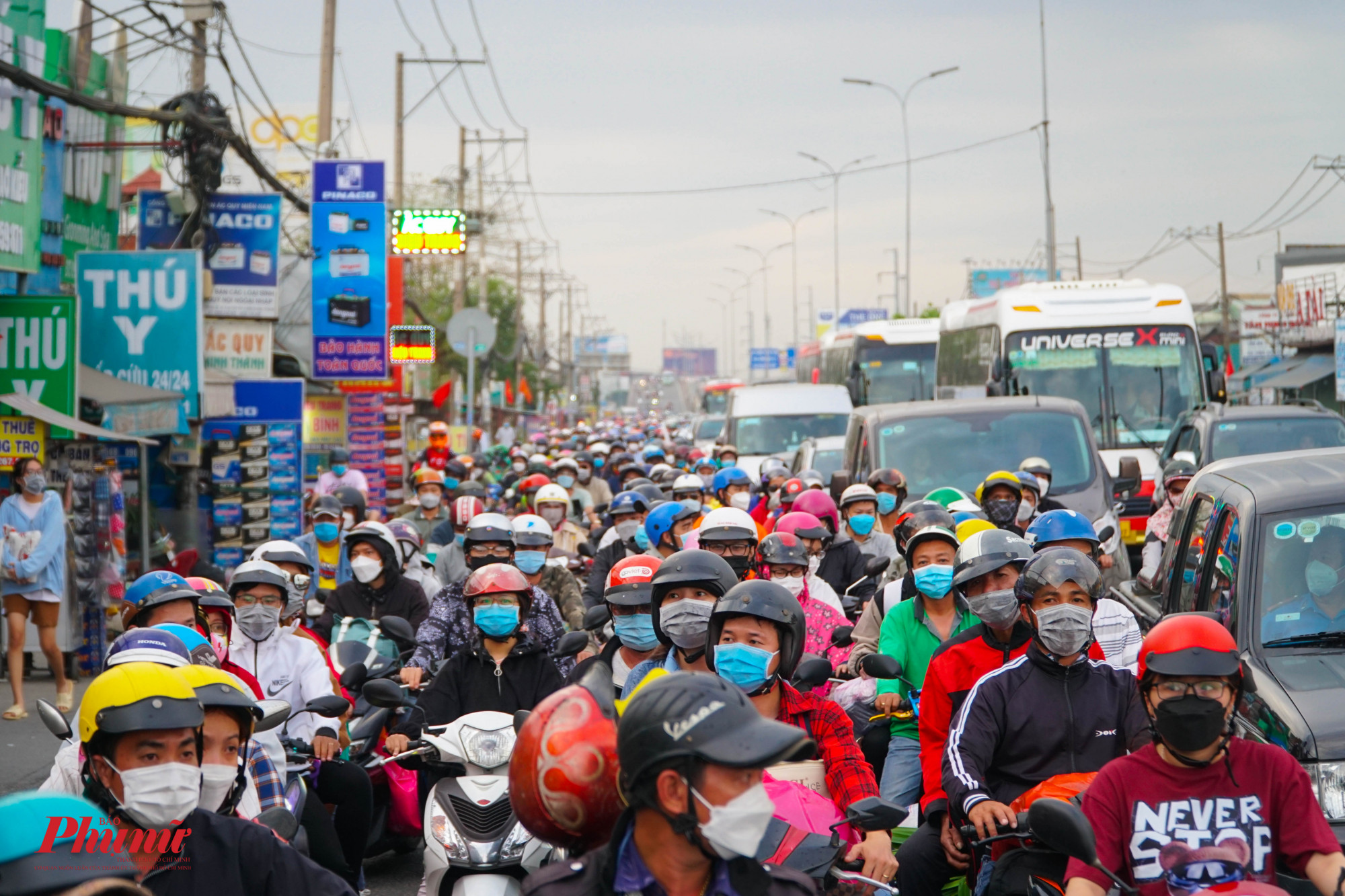 Nút giao QL1A và đường Nguyễn Hữu Trí đông nghịt người