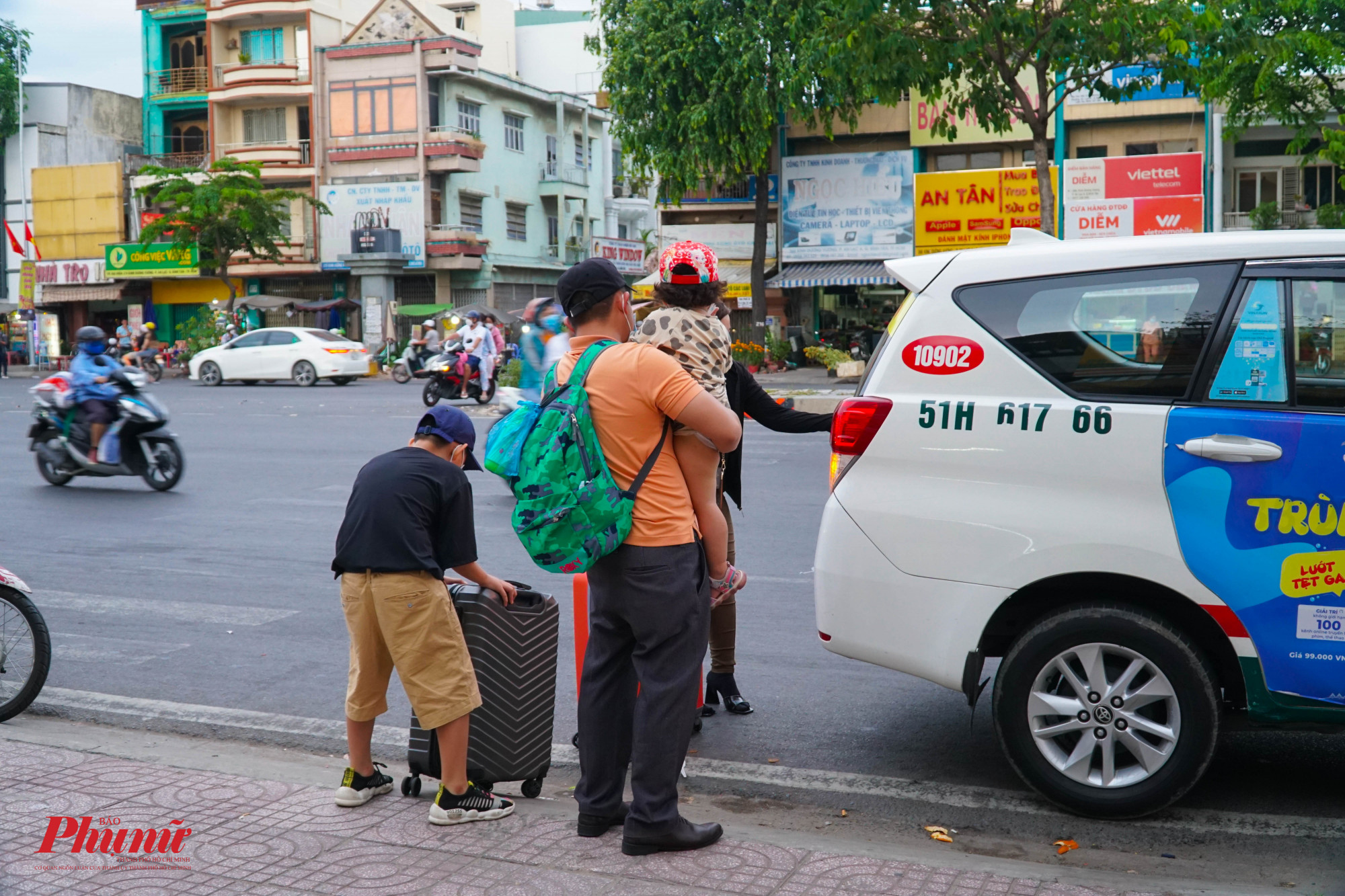 Dù mật độ người dân trở về TPHCM đông, nhưng lượng xe taxi, xe ôm công nghệ vẫn đáp ứng đủ số lượng này
