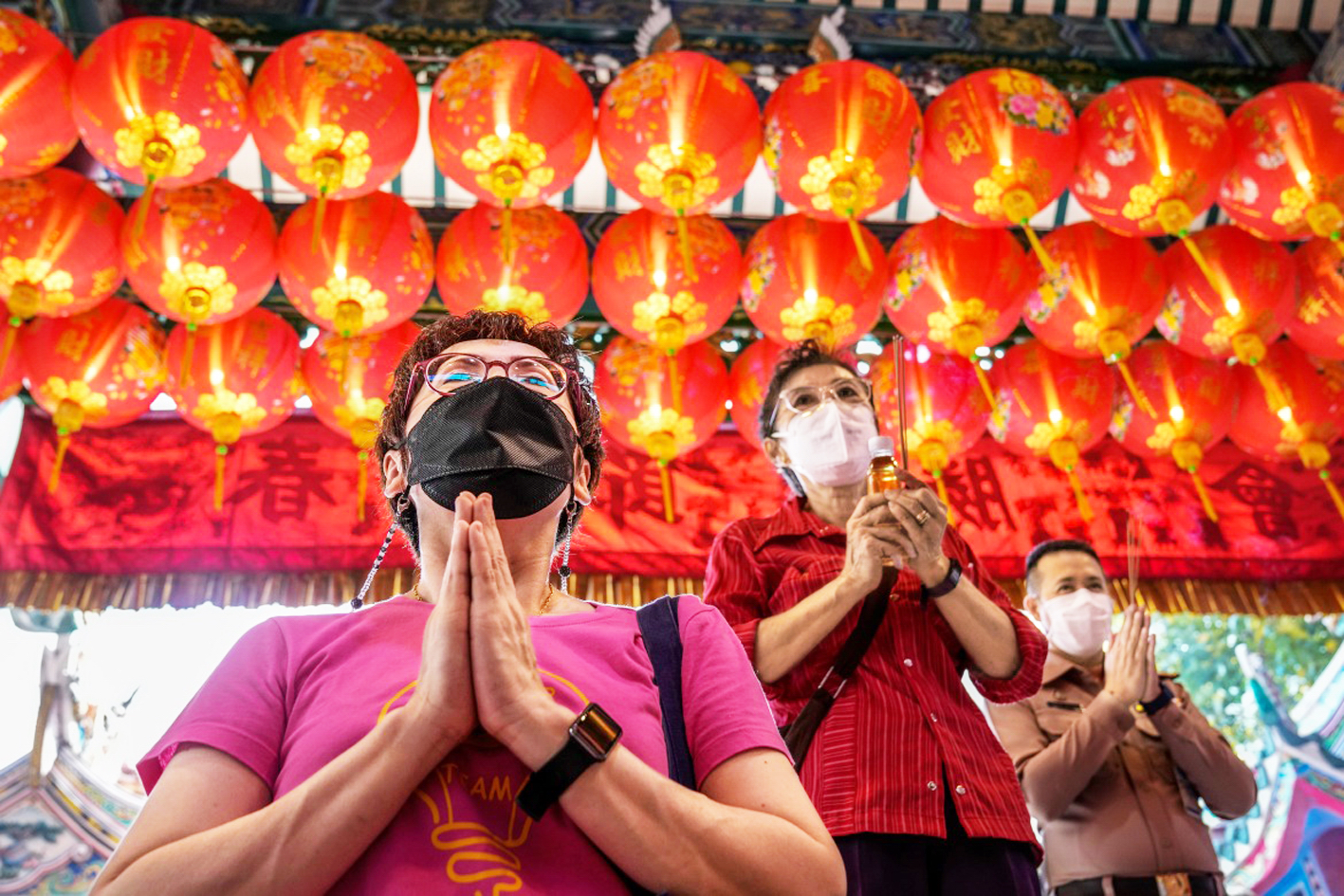 Người dân cầu may mắn nhân dịp năm mới tại đền Tai Hong Kong ở Bangkok, Thái Lan - ẢNH: AP