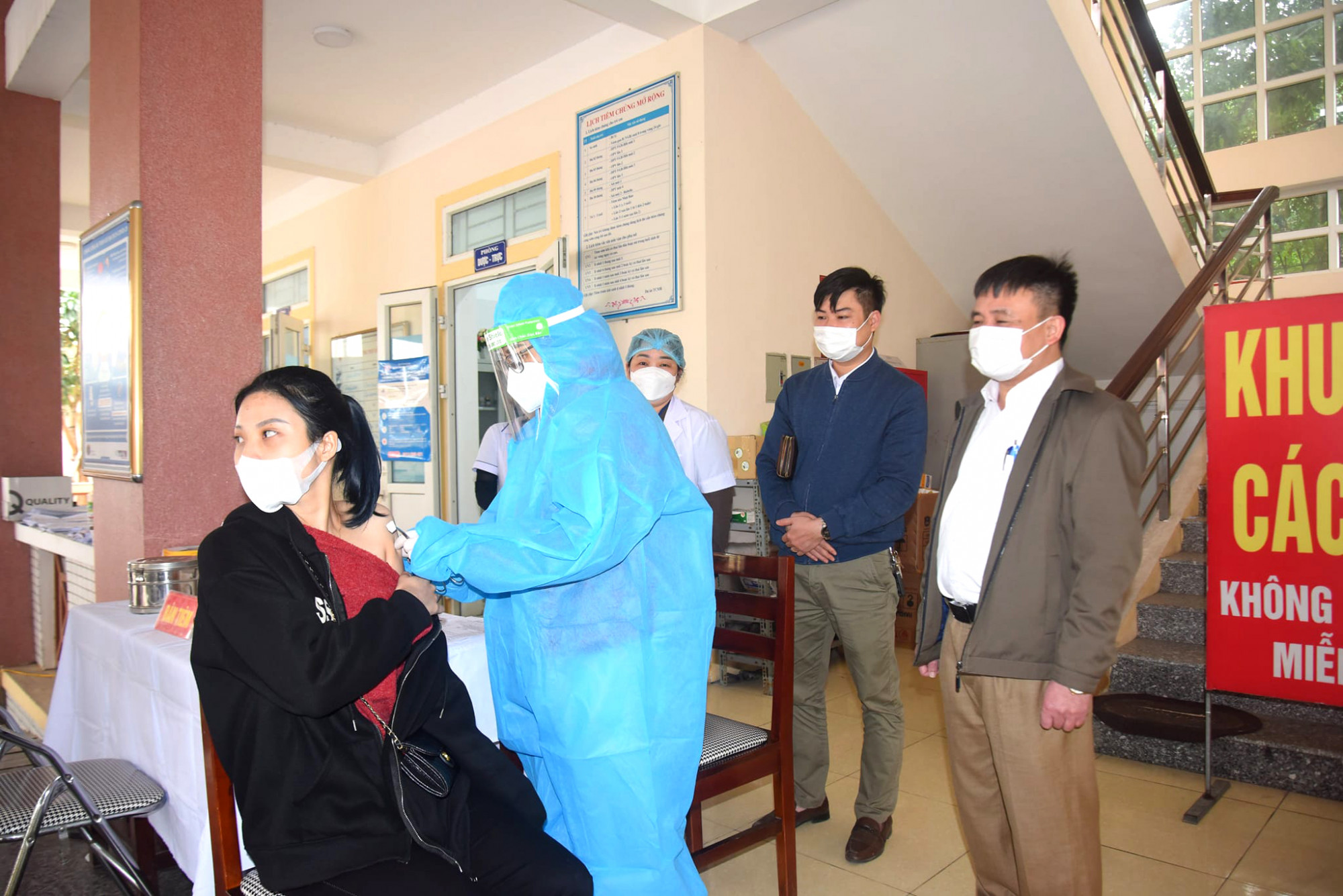 Lực lượng y tế Nghệ An túc trực xuyên tết tiêm vắc xin cho người dân