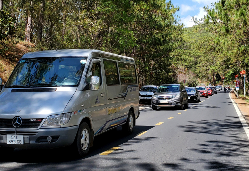 Một số đoạn đèo ngang lối vào khu du lịch quốc gia hồ Tuyền Lâm hay khu du lịch thác Datanla có tình trạng đông phương tiện giao thông nhưng vẫn di chuyển được.