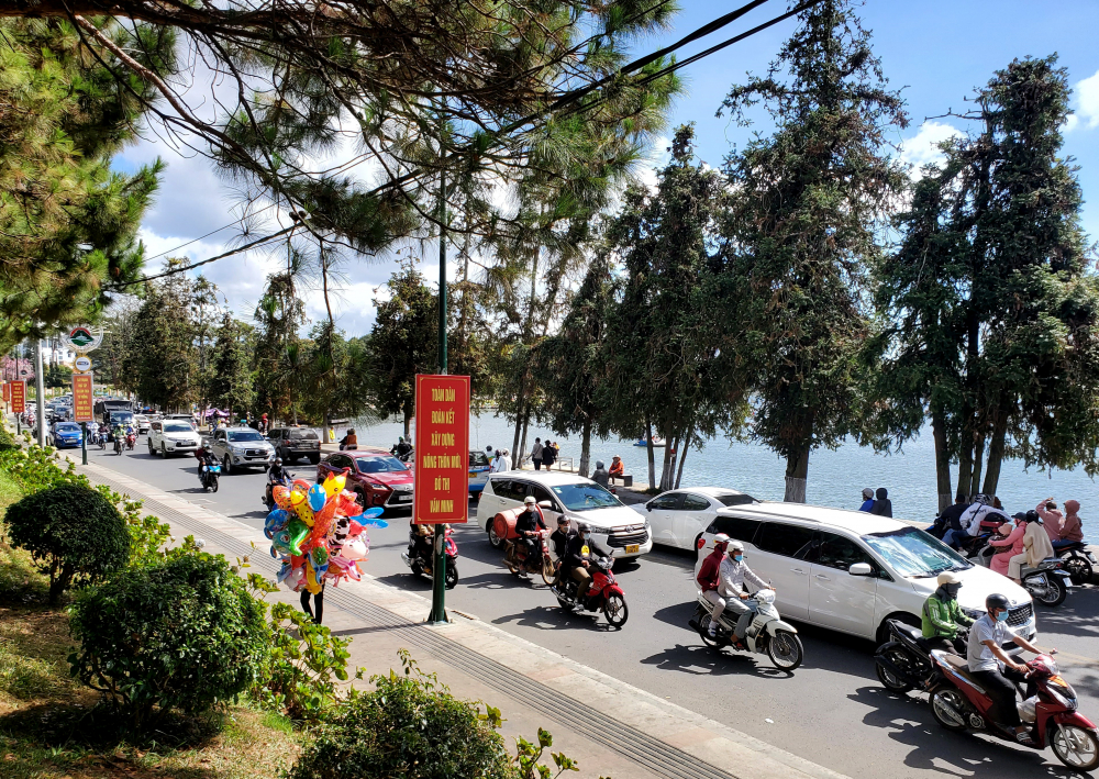 Trong số 300.000 lượt khách của tỉnh Lâm Đồng, thành phố Đà Lạt đón nhận hơn 1/3 với 105.000 lượt, đặc biệt là cao điểm từ mùng Hai đến mùng Sáu Tết.Dòng xe trên đường Trần Quốc Toản hướng về chợ Đà Lạt xếp hàng nhích từng chút một. 