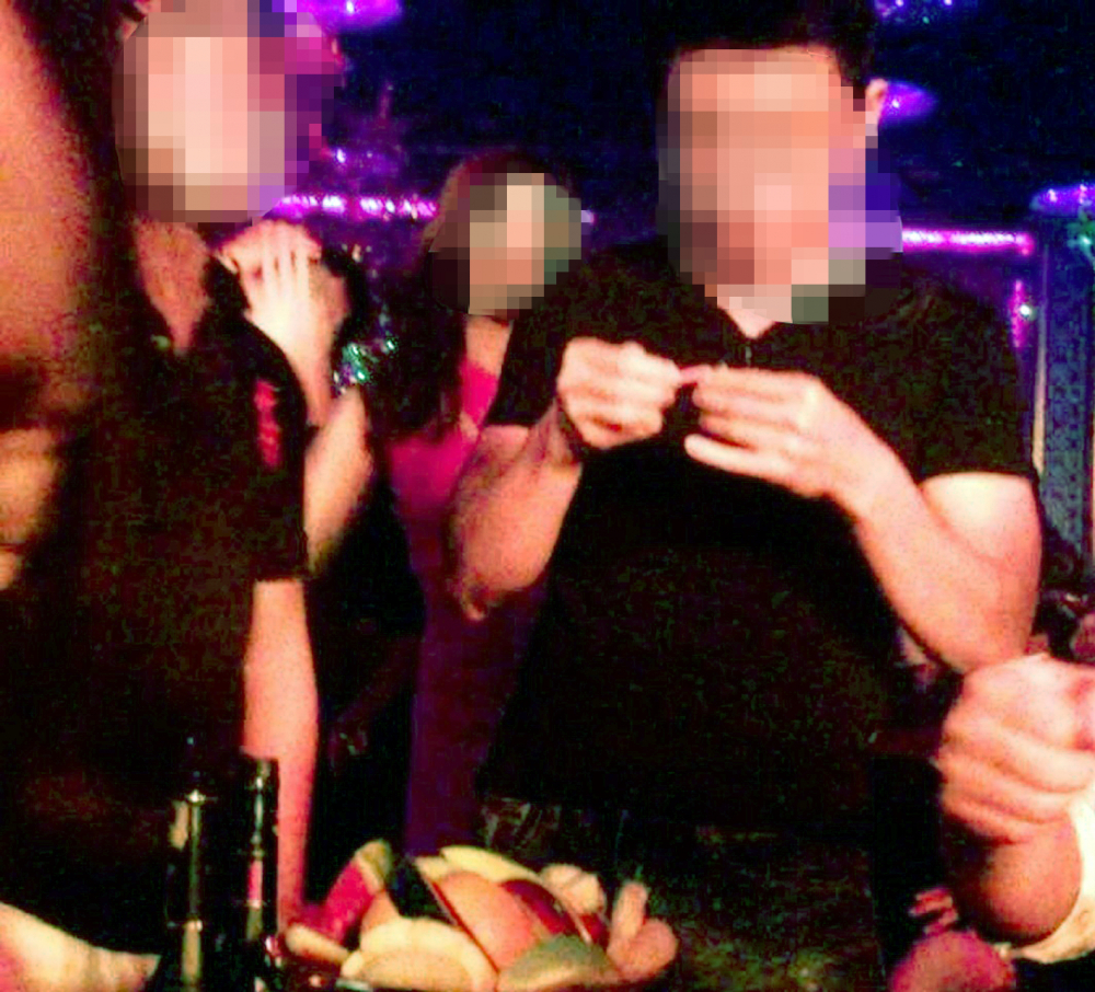 Các “thám tử” đang giám sát một thiếu nữ đi chơi trong một quán bar tại Q.1 theo yêu cầu của cha mẹ cô