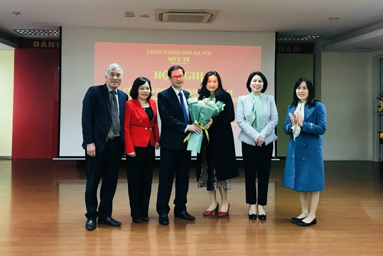 Ông Trương Quang Việt (ở giữa) nhận hoa chúc mừng khi giữ chức Giám đốc CDC Hà Nội chiều ngày 8/2 - Ảnh: CDC Hà Nội