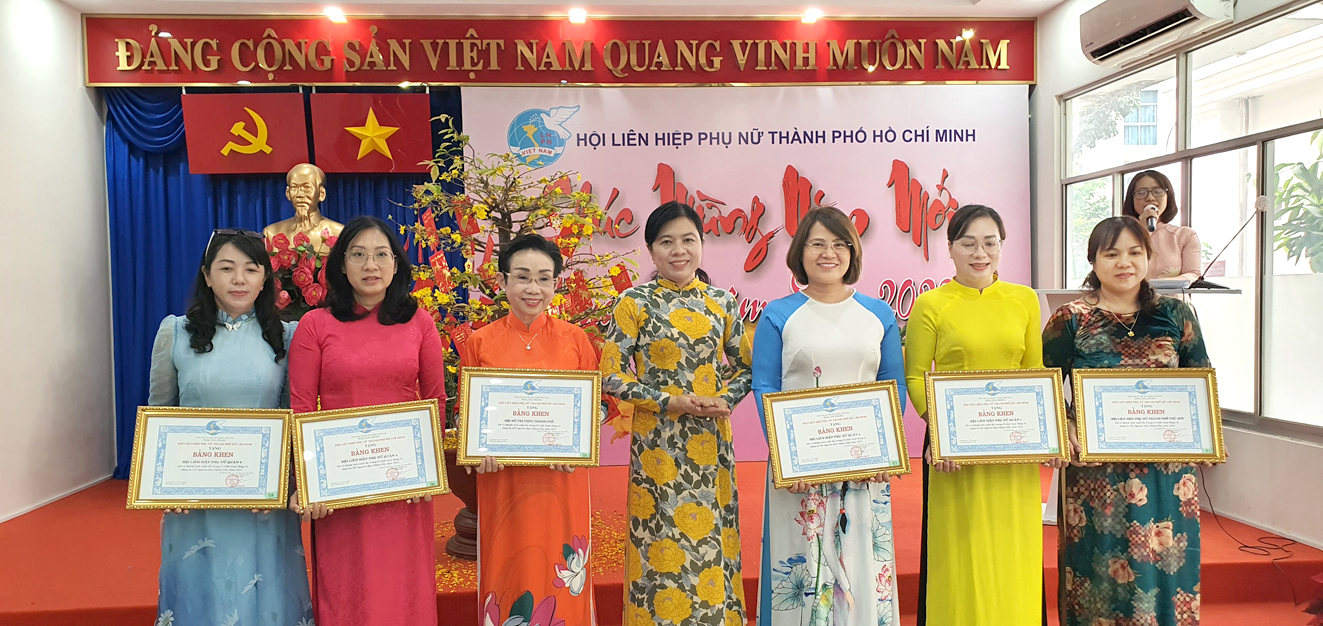 Hội LHPN TP.HCM khen thưởng các tập thể đã thực hiện tốt công tác chăm lo tết Nguyên đán 2022