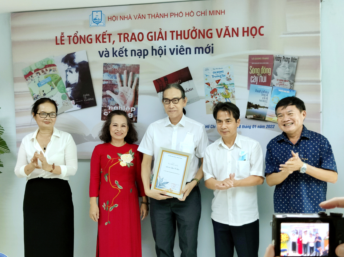 Nhà văn Lưu Vĩ Lân (giữa) nhận giải thưởng Hội Nhà văn TP.HCM năm 2021