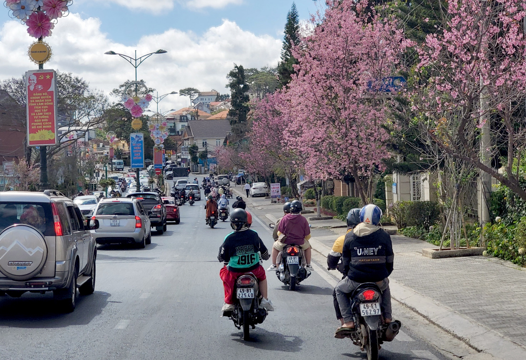 Ngoài các tuyến đường trung tâm quanh hồ Xuân Hương, những con đường khác của Đà Lạt đang dần trở lại với nhịp sống thường ngày.