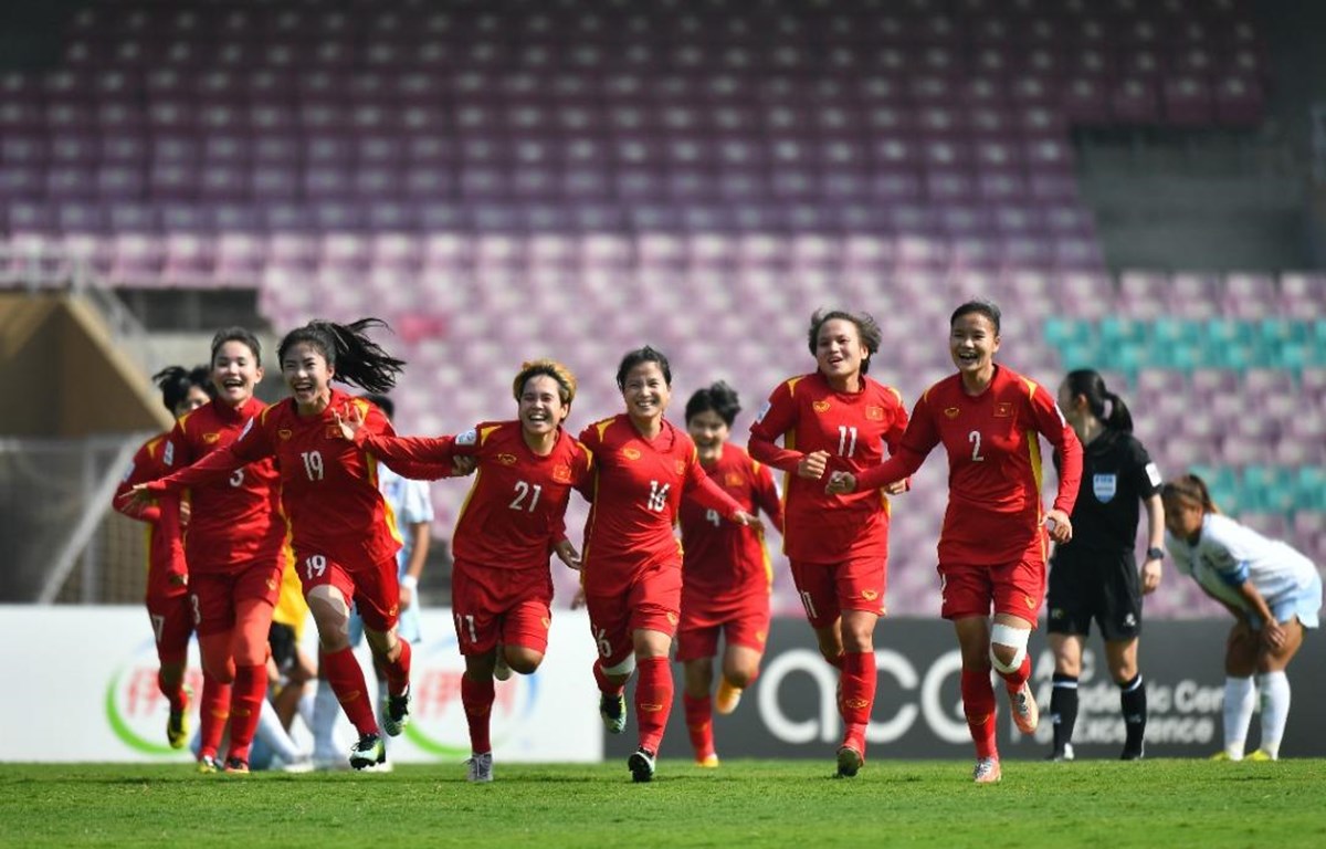 Đội tuyển nữ Việt Nam sung sướng ăn mừng thành tích dự World Cup lần đầu tiên trong lịch sử