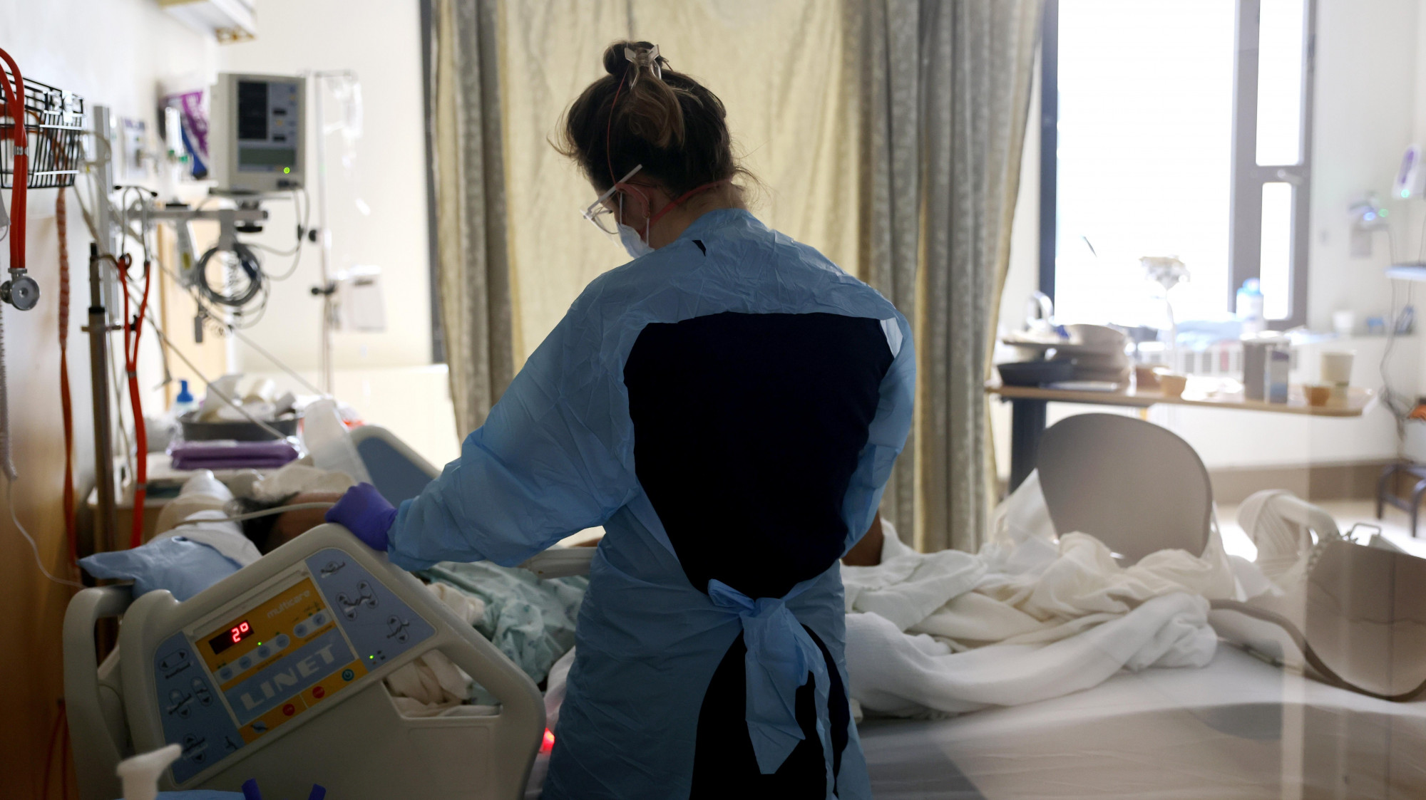 Một y tá du lịch đang chăm sóc bệnh nhân mắc COVID-19 bệnh viện - Ảnh: Karen Ducey/Getty Images