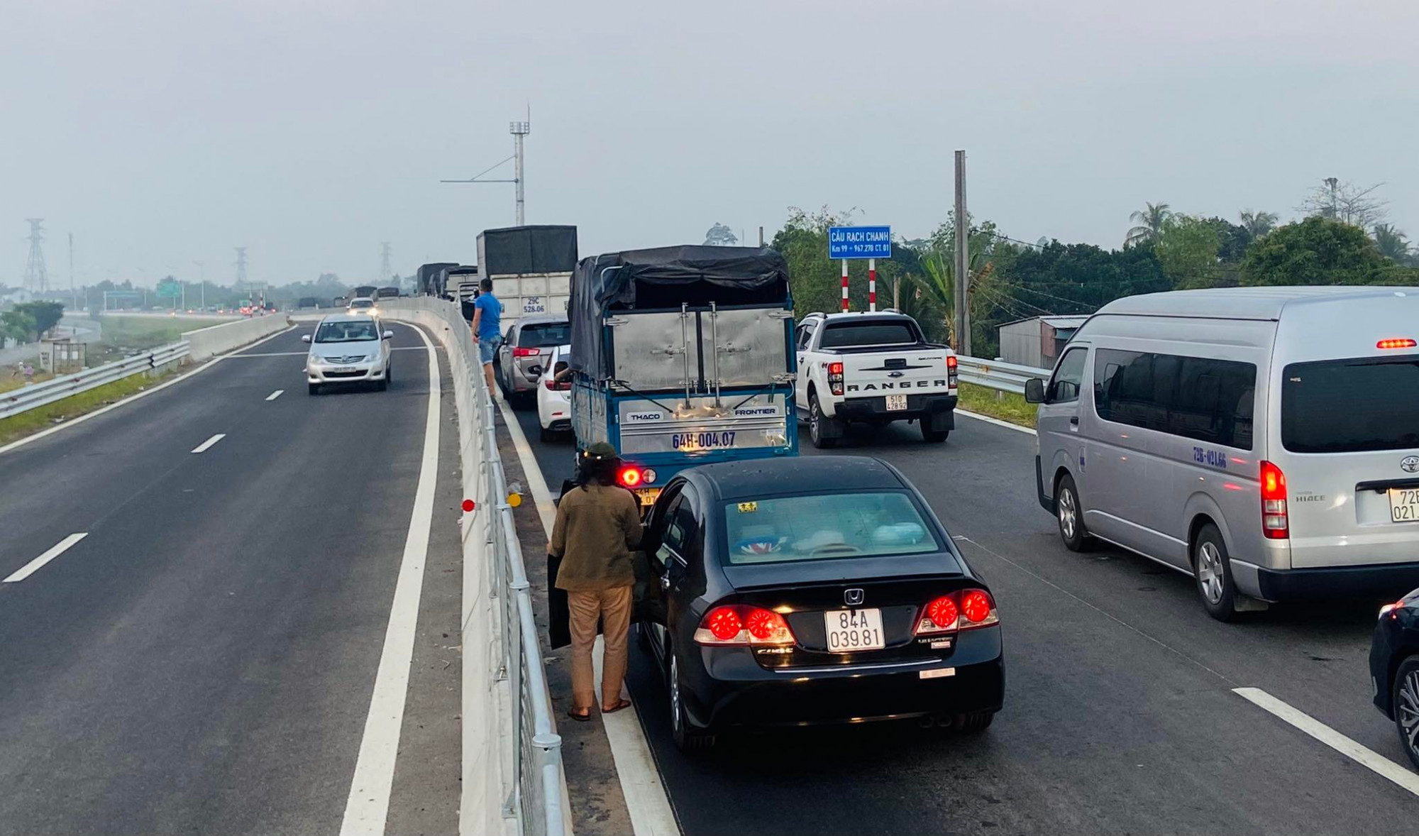 Hàng loạt sự cố xe chết máy, nổ lốp trên cao tốc Trung Lương- Mỹ Thuận dịp Tết đều được hỗ trợ, cứu hộ miễn phí