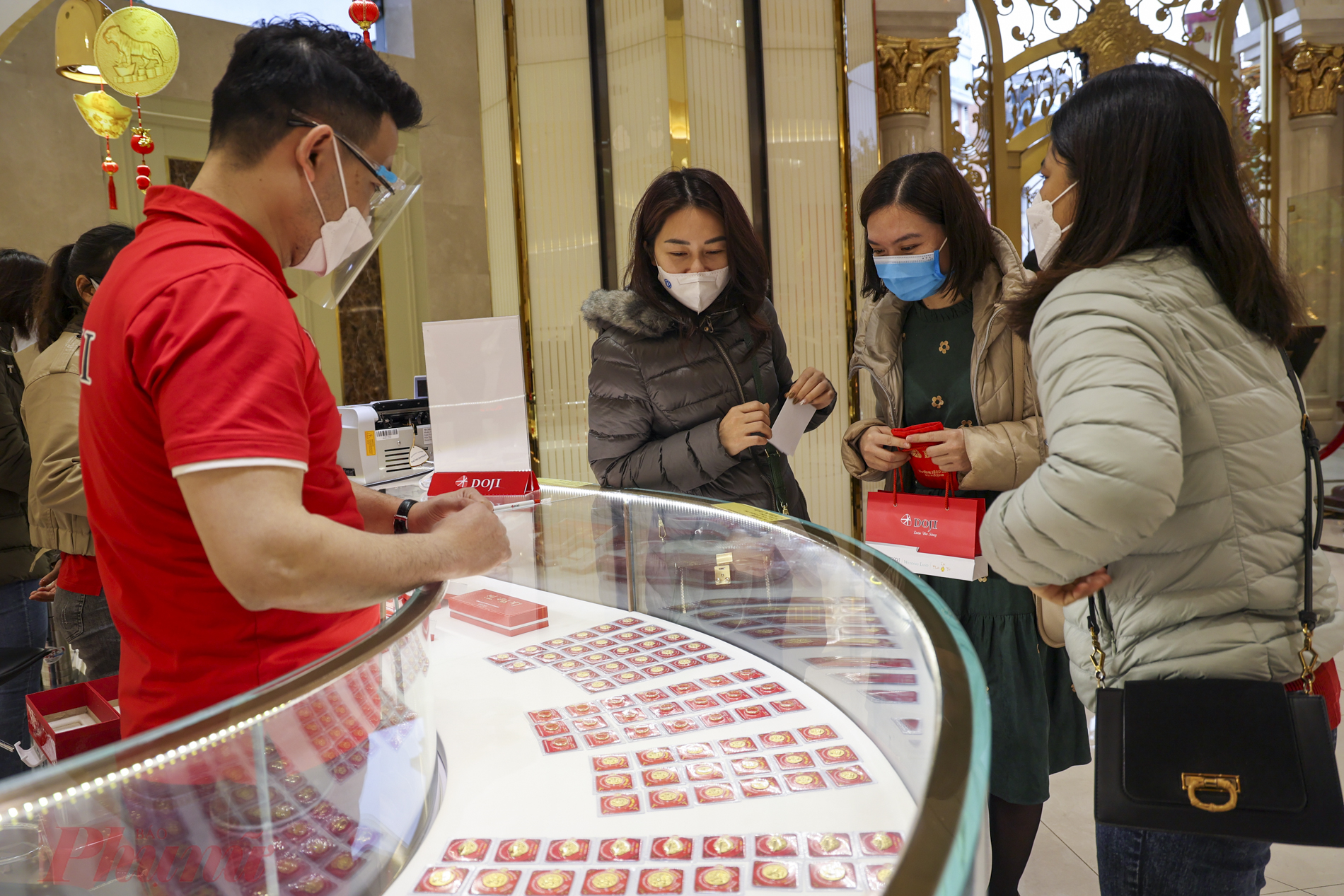 Tại các cửa hàng của DOJI, không khí mua vàng thần tài đã bắt đầu sôi động từ ngày mùng 8, tuy nhiên không còn cảnh người dân xếp hàng dài chờ đợi như mọi năm.