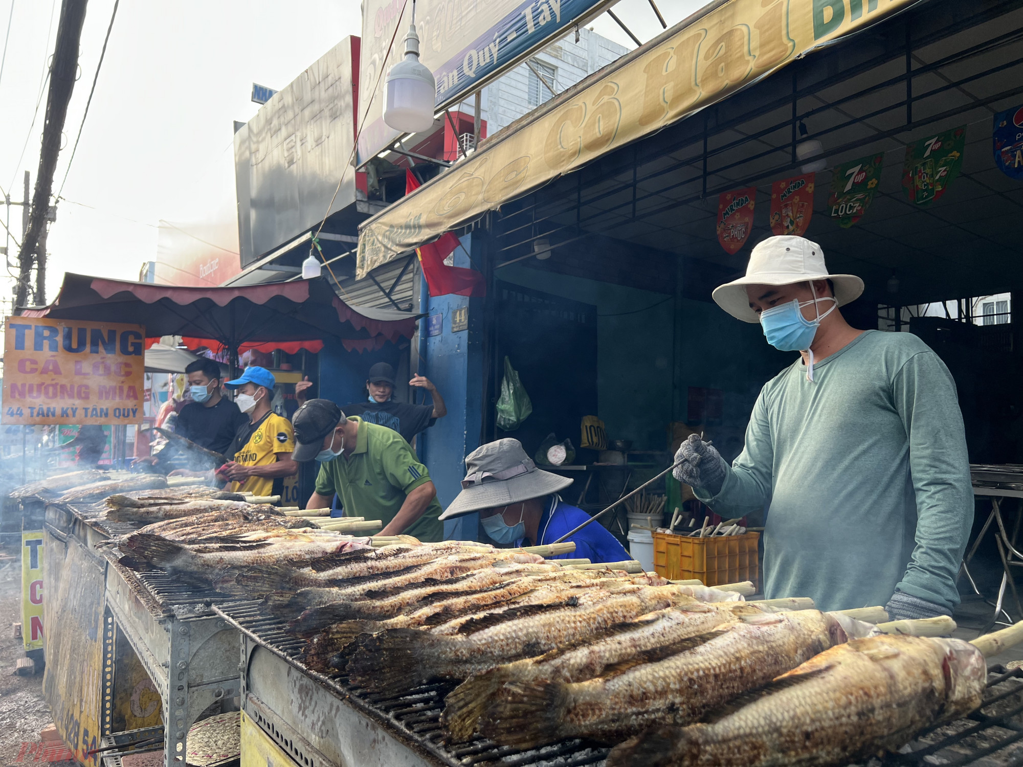 Trên con đường Tân kỳ Tân Quý (Q. Tân Phú, TPHCM) như thường lệ mọi năm cứ từ mùng 9 Tết, con đường mịt mù khói, mùi cá lóc nướng thơm lừng từ những điểm bán cá nướng sớm phục vụ cho khách hàng cúng vía Thần Tài (mùng 10 Tết).