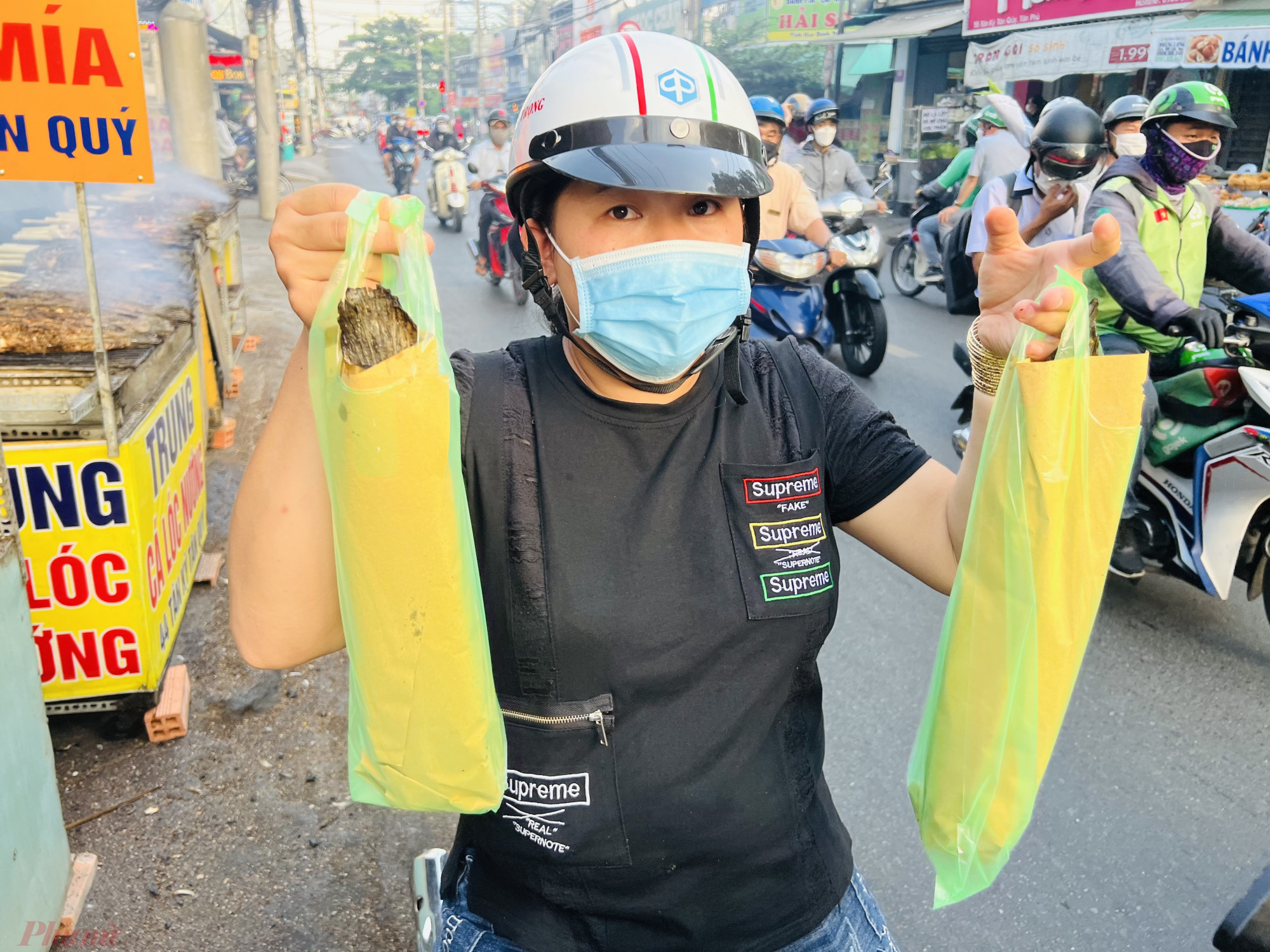 Một vị khách ngụ quận Tân Phú mua hai con cá cúng vía Thần Tài cho biết, như thường lệ năm nào cứ đến chiều Mùng 9 là 