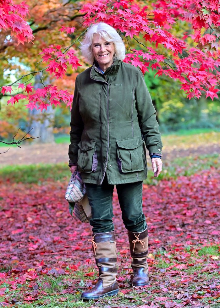 Nữ công tước trông thật phong cách trong chiếc áo khoác vải kaki Musto kết hợp với quần tây và đôi boot cổ điển của Dubarry.