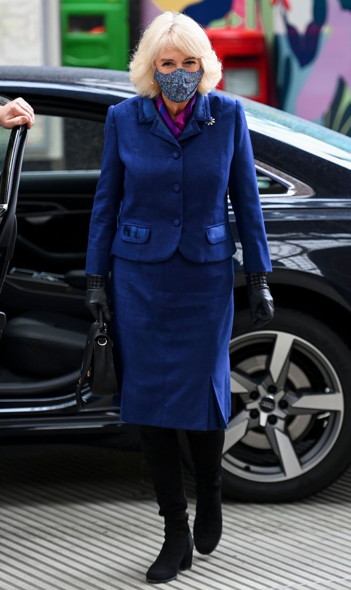 Bà Camilla cuốn hút trong bộ váy màu xanh hoàng gia với túi xách DeMellier yêu thích của mình