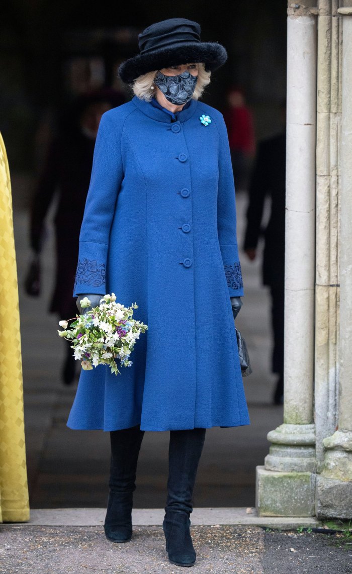 Trong chuyến công du tới Nhà thờ Salisbury, nữ công tước thanh lịch và tươi tắn trong chiếc áo khoác màu xanh hoàng gia có họa tiết thêu tay. Bà càng nổi bật hơn khi phối cùng chiếc ghim cánh hoa màu xanh mòng két và một chiếc mũ đen trang trí bằng lông thú.