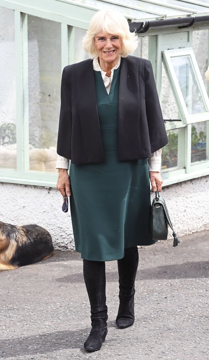 Bà Camilla với vẻ ngoài cổ điển trong set đồ gồm áo cộc tay trắng kết hợp cùng váy xanh lục quân đội được thiết kế riêng dành cho bà trong chuyến thăm tới Ireland. Để tăng thêm điểm nhấn cho trang phục, bà không quên sử dụng đôi boot đen bóng bẩy.