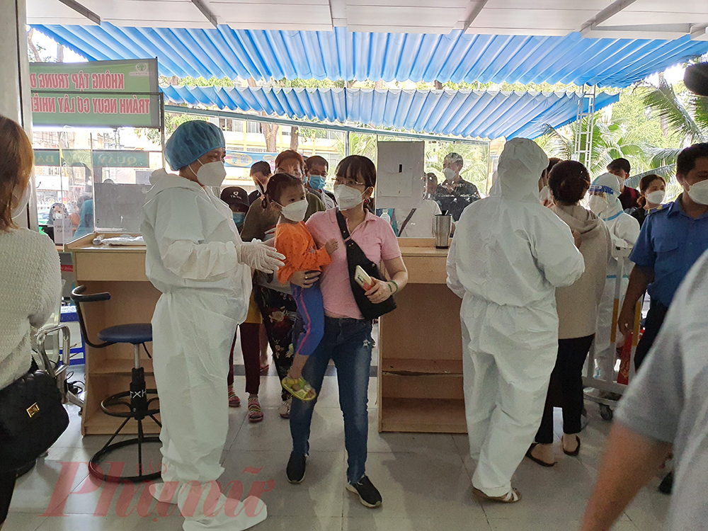 Còn ở Bệnh viện Nhi đồng 2 TPHCM, trẻ em được cha mẹ đưa đến khám cũng đang tăng dần, nhân viên tại khu vực sàng lọc làm việc liên tục để đề phòng COVID-19