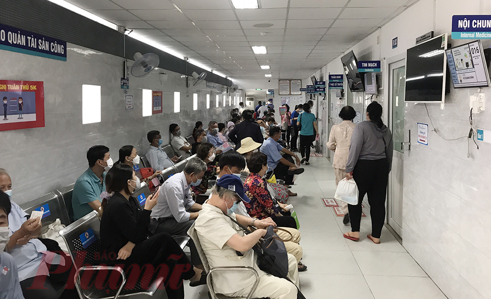 Bác sĩ CK2 Trương Quang Anh Vũ - Trưởng khoa Khám bệnh, Bệnh viện Thống Nhất TPHCM cho biết năm nay, số lượng bệnh nhân đi khám đông hơn so với cùng kỳ mọi năm, trung bình từ 1.000-1.500 người/ngày