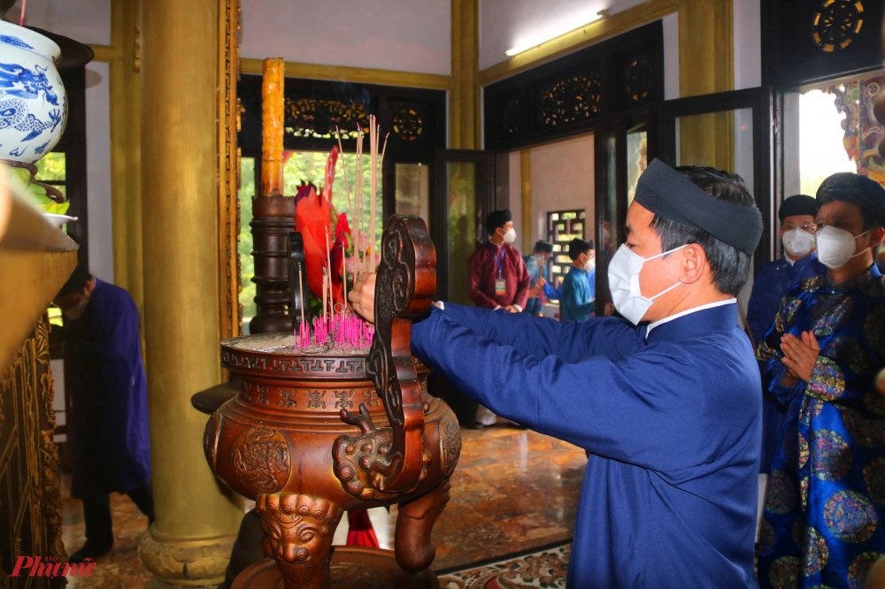 Ông Nguyễn Văn Phương, Chủ tịch UBND tỉnh Thừa Thiên - Huế, dâng hương tại đền thờ Huyền Trân công chúa.