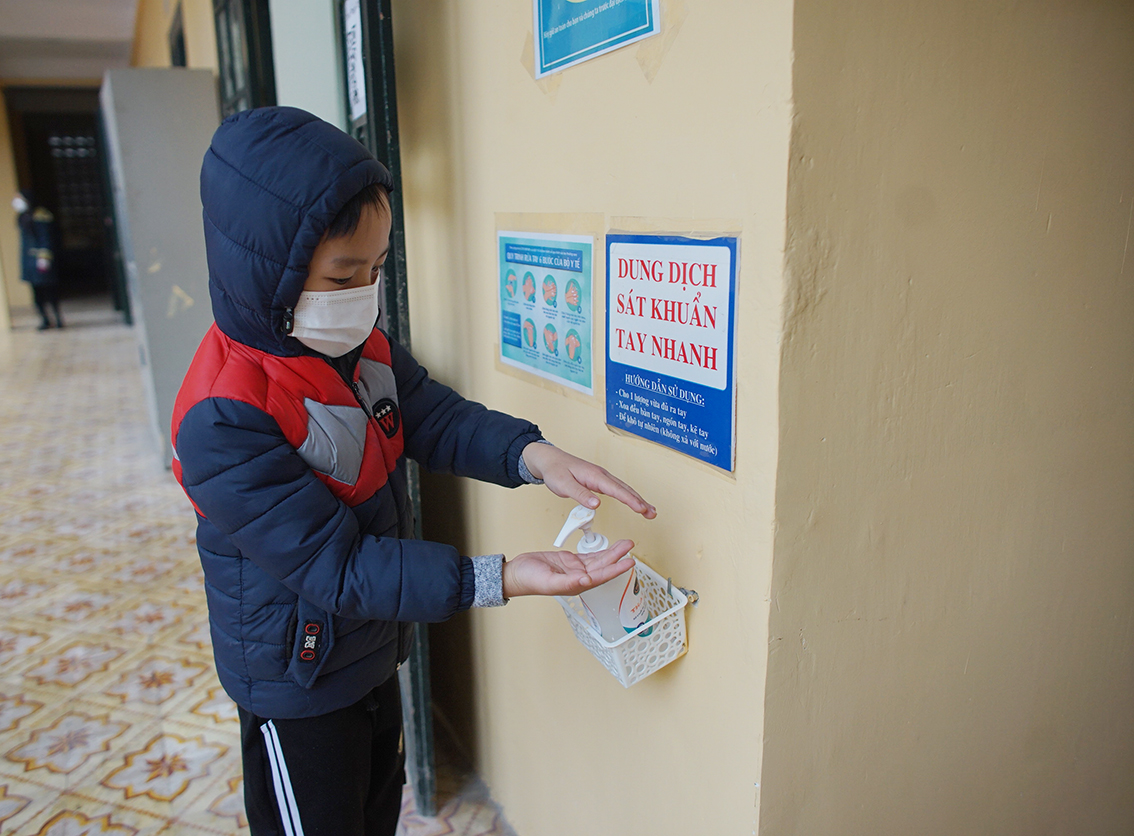 Ngoài ra, ở cửa lớp đều có trang bị bình xịt khử khuẩn để học sinh vệ sinh tay vào mỗi giờ nghỉ giải lao.