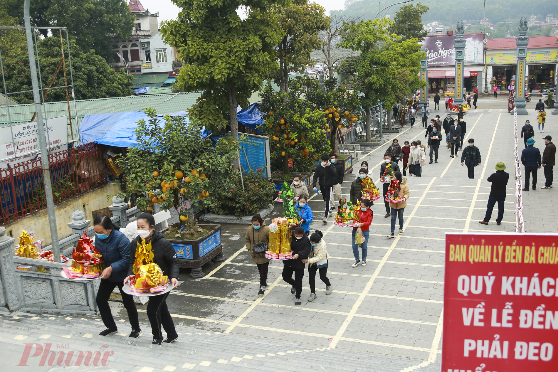 Tại khu vực cổng chính lối vào bên trong đền người dân nườm nượp vào thắp hương, dâng lễ xin lộc đầu năm mới Tết Nhâm Dần 2022.
