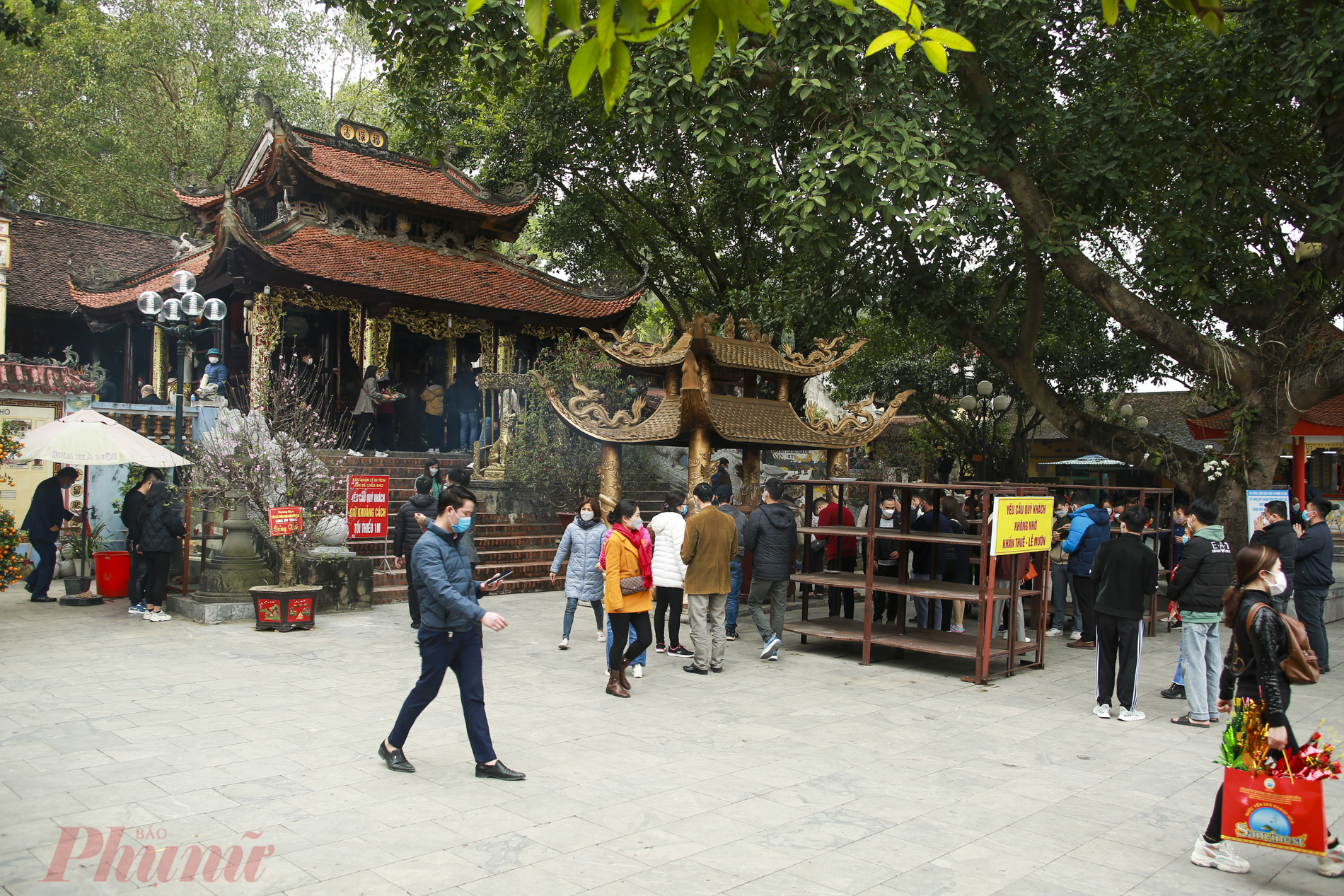 Theo BQL đền Bà Chú Kho cho biết, ngày hôm nay di tích đã đón hơn 1000 du khách về du xuân, dâng lễ.