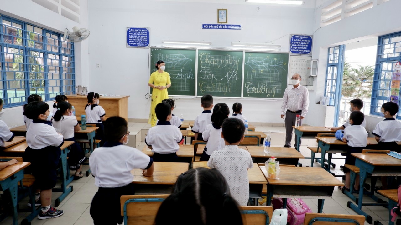 Học sinh khối 1 Trường TH Lê Đình Chinh (Q.11) đã có 2 buổi đến trường làm quen trường, lớp...