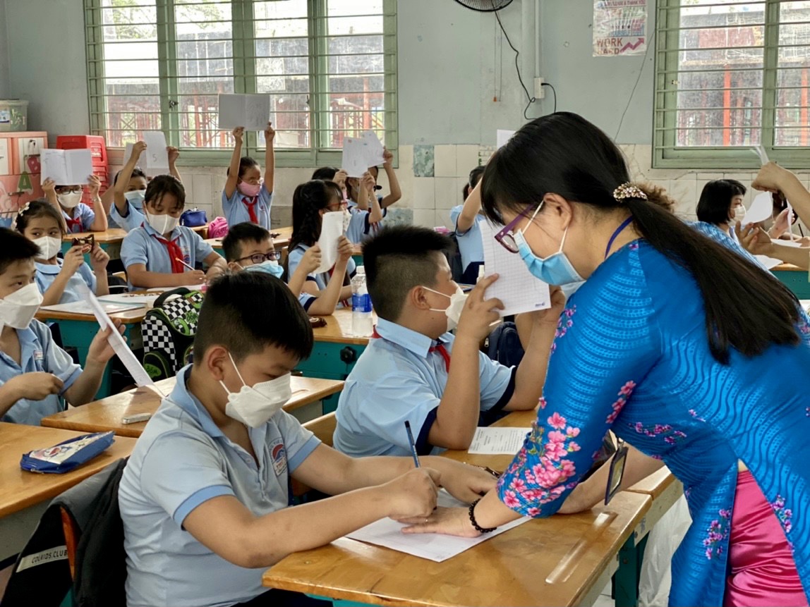 Học sinh Trường TH Phú Thọ (Q.11) hào hứng trong ngày đầu trở lại trường