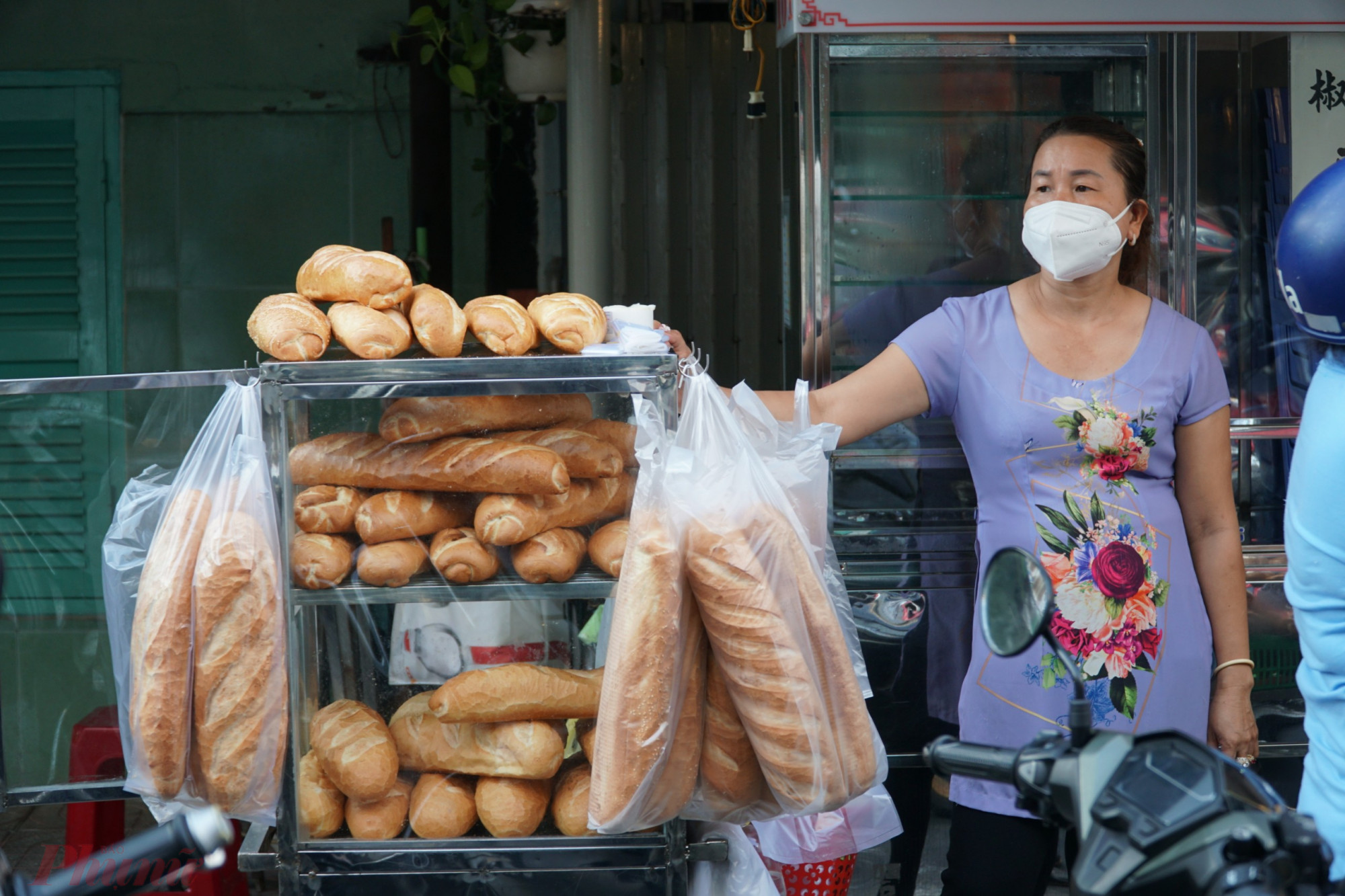 Các lò bánh mì lân cận cũng tăng số lượng, chuẩn bị sẵn từng phần để khách không tốn thời gian khi đến mua.