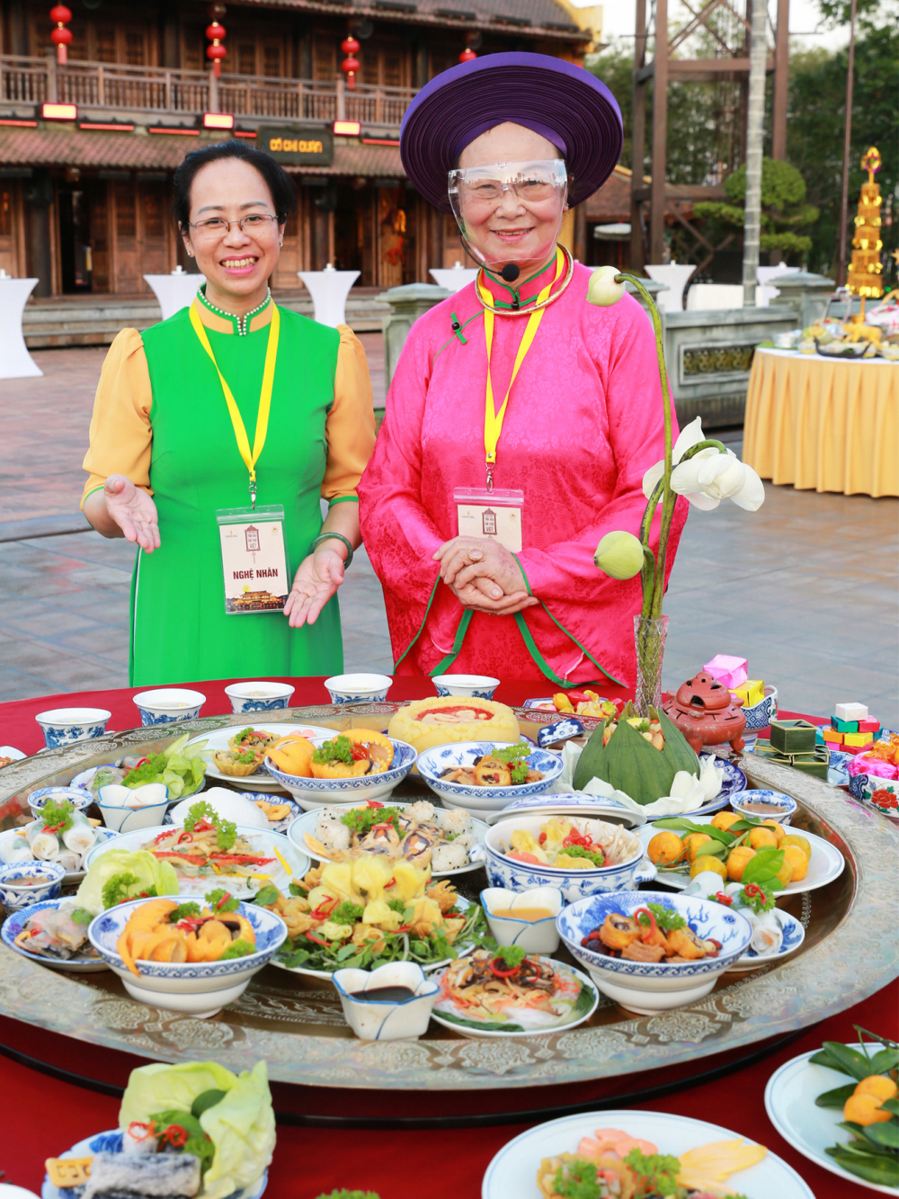 Chị Nguyễn Hồ Tiếu Anh (trái) hiện là Giám đốc Công ty Ẩm thực Ngon và Lành 
