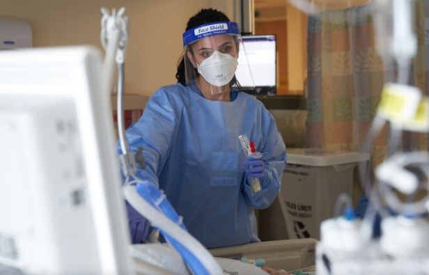 Một nhân viên chăm sóc sức khỏe điều trị cho một bệnh nhân covid 19 tuổi trong ICU tại Bệnh viện Hartford ở Hartford, Conn., Tuần trước. (Bữa tối Allison / Bloomberg)