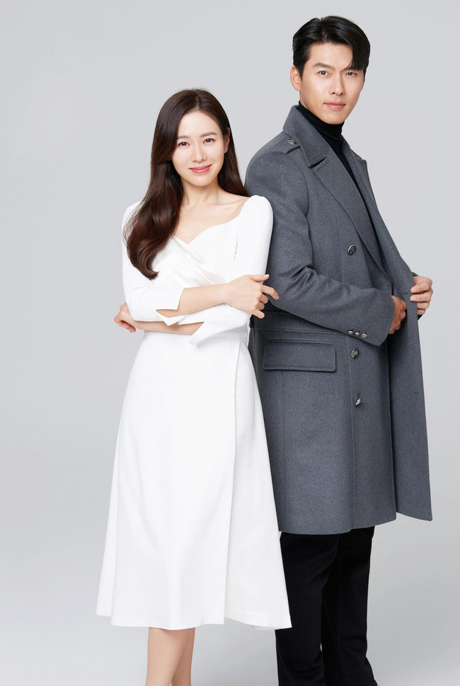 Tối 10/2, thông qua công ty quản lý, Hyun Bin thông báo việc kết hôn cùng Son Ye Jin: “Tôi chuẩn bị bước vào chương mới của cuộc đời. Tôi đã hứa với cô ấy sẽ luôn khiến cô ấy mỉm cười và cùng nhau bước qua những ngày sắp tới. Nữ diễn viên sau đó cũng thừa nhận sự việc và cho biết cả hai sẽ tổ chức hôn lễ riêng tư vào tháng 3.
