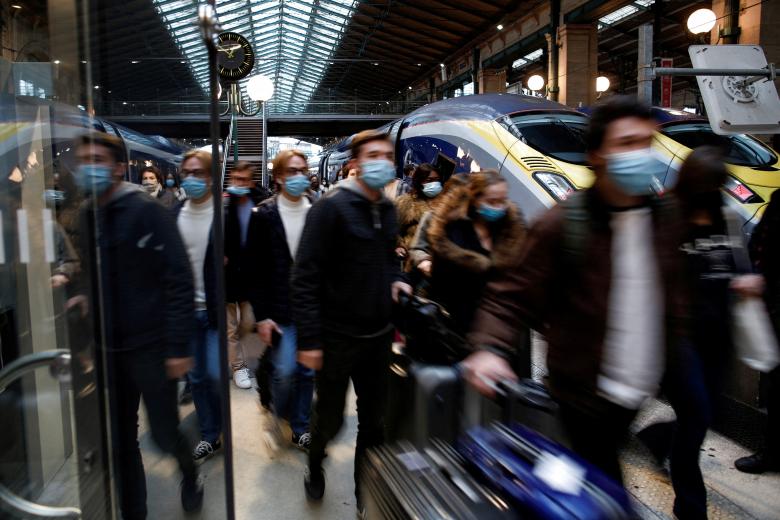 Hành khách đến nhà ga Eurostar tại ga xe lửa Gare du Nord ở Paris.