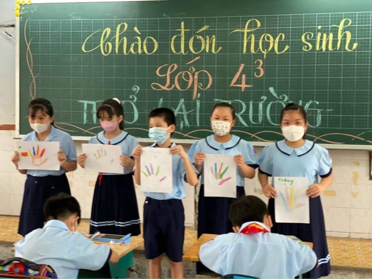 Học sinh Trường tiểu học Phú Thọ (quận 11) háo hức trong ngày đầu trở lại trường