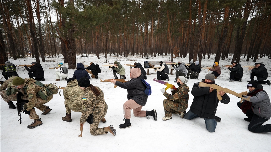 Lực lượng phòng thủ lãnh thổ của Ukraine huấn luyện dân thường chống lại sự cố có thể xảy ra trong bối cảnh căng thẳng leo thang