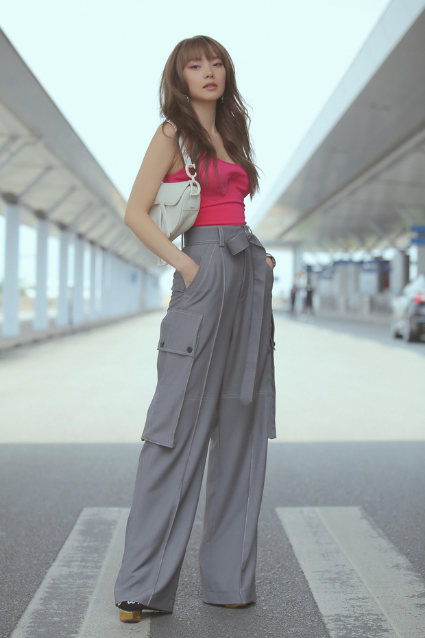 Trong outfit ra sân bay, Minh Hằng gây ấn tượng với chiếc áo hai dây sexy, quần ống rộng lưng cao giúp vẻ ngoài cô thêm phần năng động, trẻ trung.
